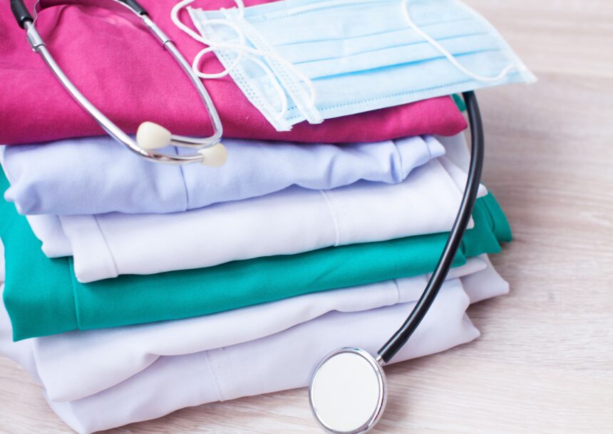 Kolorowe bluzy medyczne – dlaczego warto je wybrać?